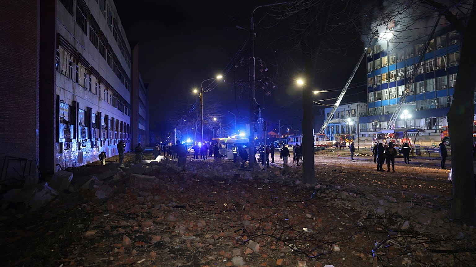 Rusya'nın Zaporijya'ya düzenlediği füze saldırısı sonrası Ukraynalı arama kurtarma ekipleri sahada, 8 Ocak 2025