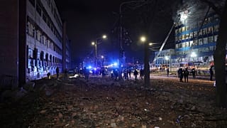Rusya'nın Zaporijya'ya düzenlediği füze saldırısı sonrası Ukraynalı arama kurtarma ekipleri sahada, 8 Ocak 2025