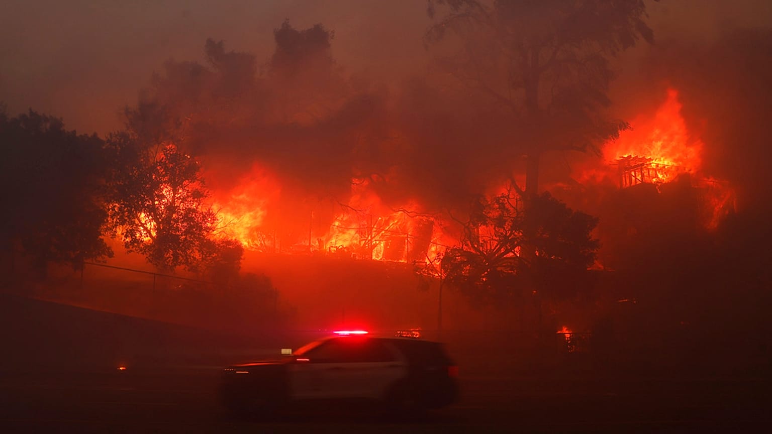 Πυρκαγιά καίει ένα ακίνητο στην περιοχή Pacific Palisades του Λος Άντζελες, ΗΠΑ, 07.01.2025
