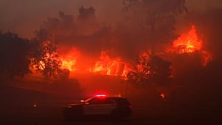 Un incendio brucia una proprietà nel quartiere Pacific Palisades di Los Angeles, USA, 07.01.2025