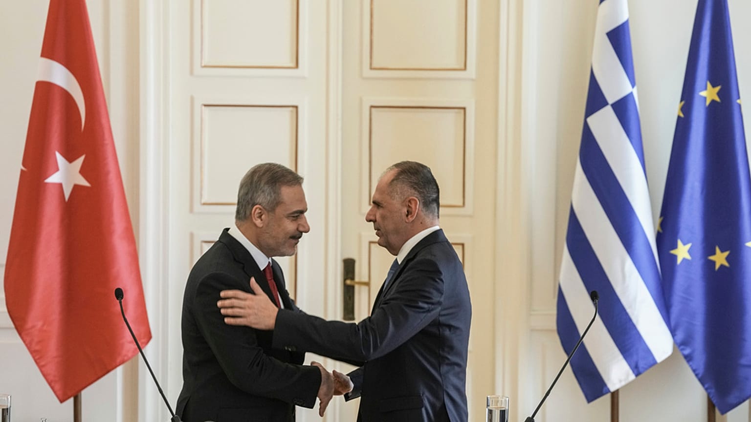 Türk Dışişleri Bakanı Hakan Fidan, Yunanistan'ın başkenti Atina'da, Yunan Dışişleri Bakanı George Gerapetritis ile beraber, 8 Kasım 2024