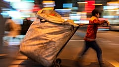 'Çek çek' diye tanımlanan, genelde geri dönüştürülebilir atıkların toplandığı el arabasını kullanan bir kişi İstanbul'un Kadıköy ilçesinde, 16 Aralık 2024