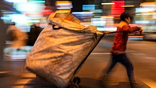 'Çek çek' diye tanımlanan, genelde geri dönüştürülebilir atıkların toplandığı el arabasını kullanan bir kişi İstanbul'un Kadıköy ilçesinde, 16 Aralık 2024