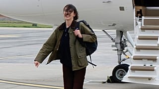 Cecilia Sala miután leszállt az őt hazaszállító repülőgépről 2025. január 8án.