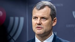 Der neu gewählte litauische Premierminister Gintautas Paluckas spricht zu den Medien im Parlament in Vilnius, Litauen, Donnerstag, 21. November 2024
