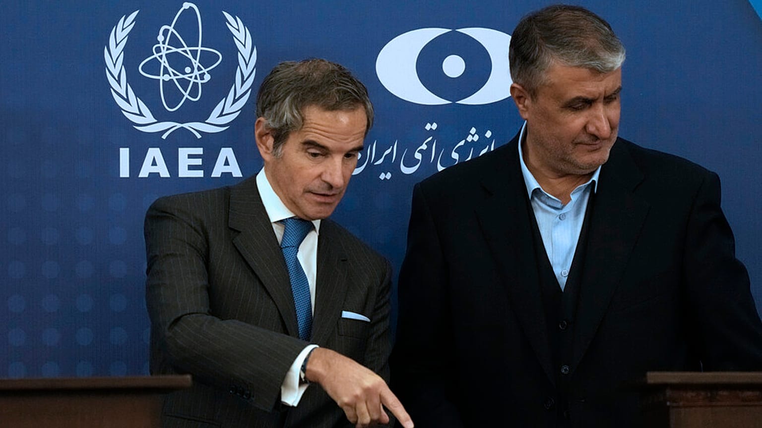 Le directeur général de l'AIEA, Rafael Grossi avec le chef de l'Organisation iranienne de l'énergie atomique, Mohammad Eslami, à Téhéran, le 14 novembre 2024.