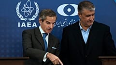 Uluslararası Atom Enerjisi Ajansı (UAEA) Genel Direktörü Rafael Mariano Grossi, solda, İran Atom Enerjisi Kurumu Başkanı Muhammed Eslami ile Tahran'da, 14 Kasım 2024
