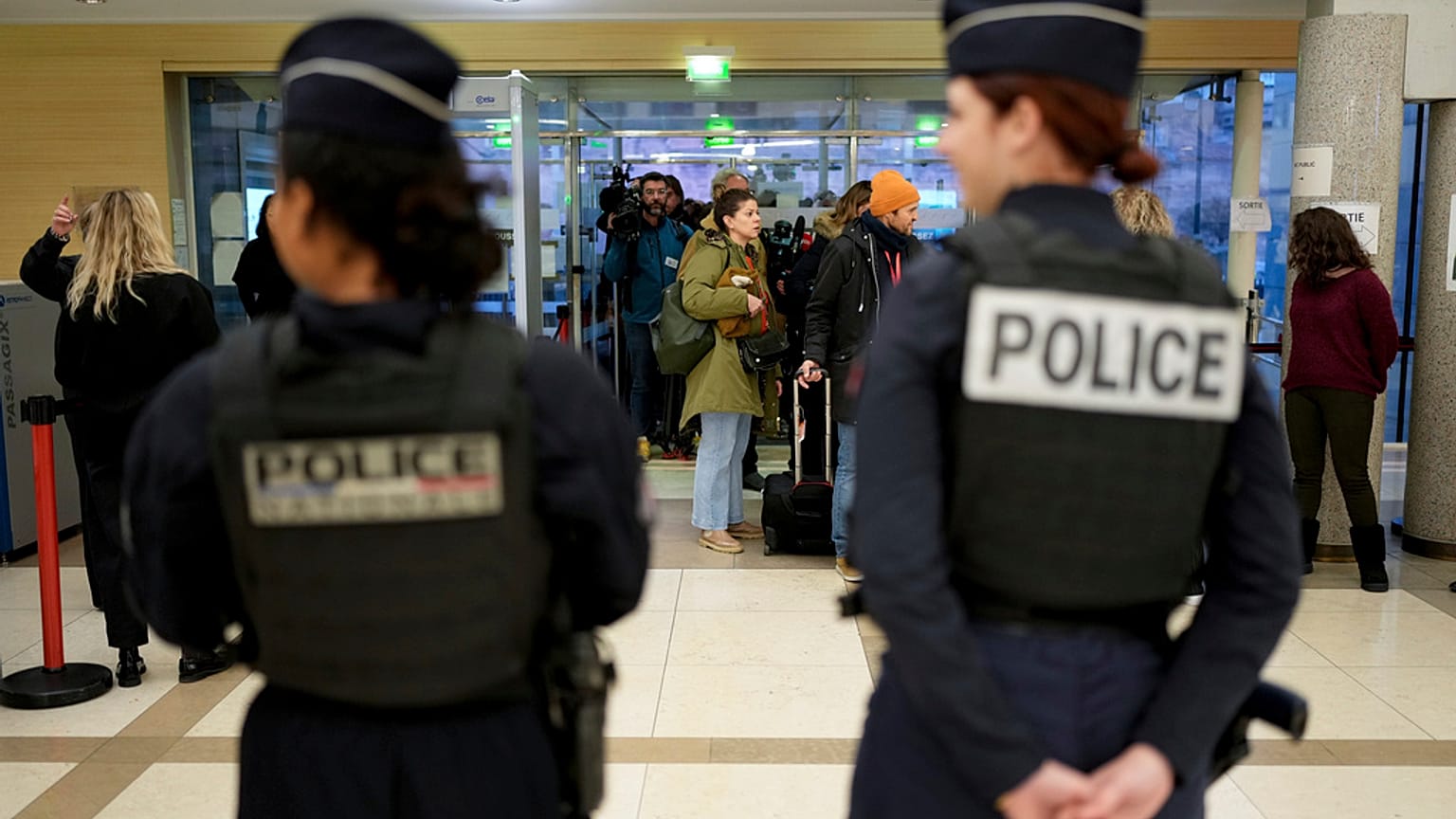 Rendőrök az avignoni bíróságon