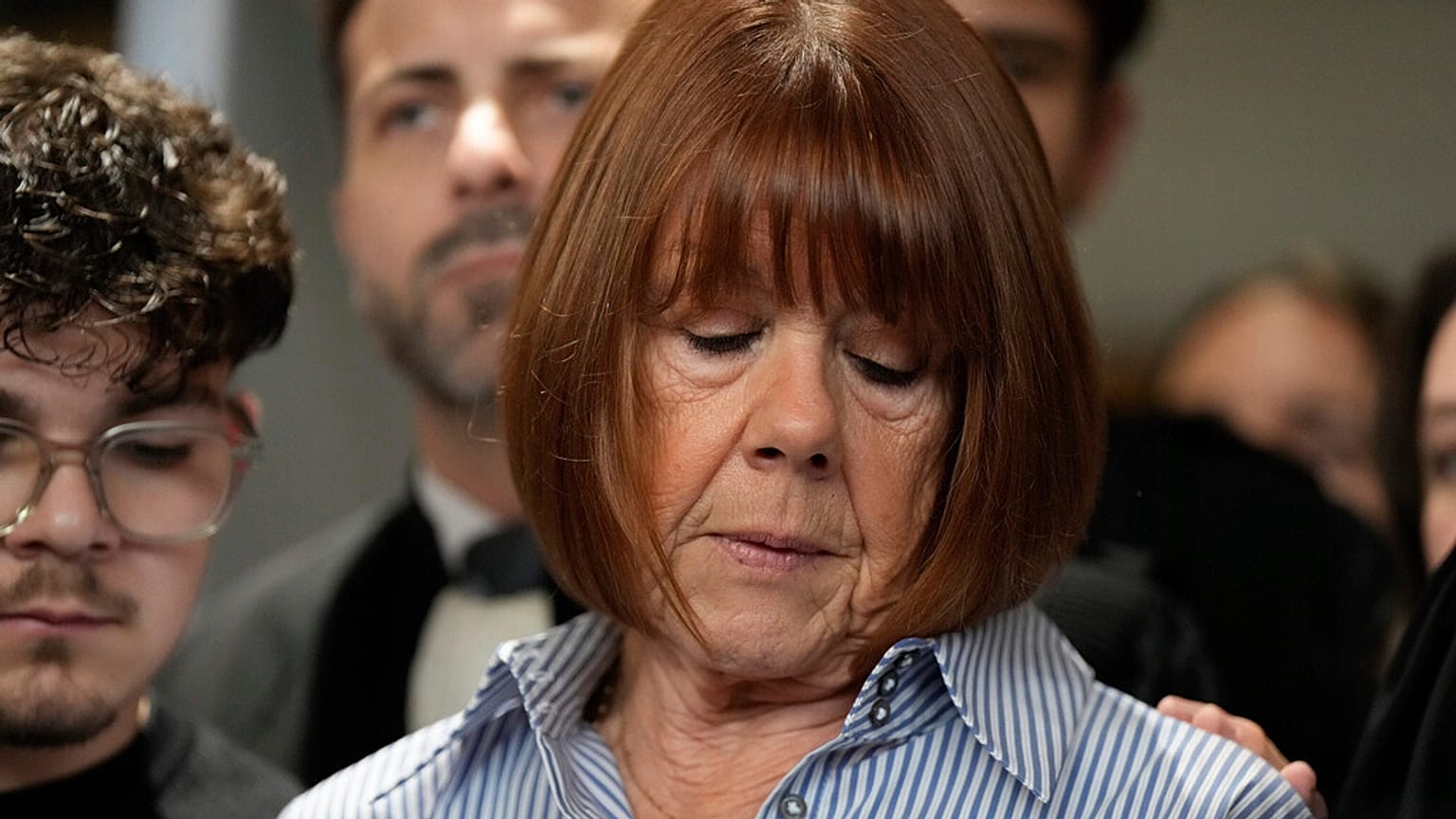 Gisèle Pelicot habla con la prensa a la salida del tribunal, en el Palacio de Justicia de Aviñón, sur de Francia, jueves 19 de diciembre de 2024.