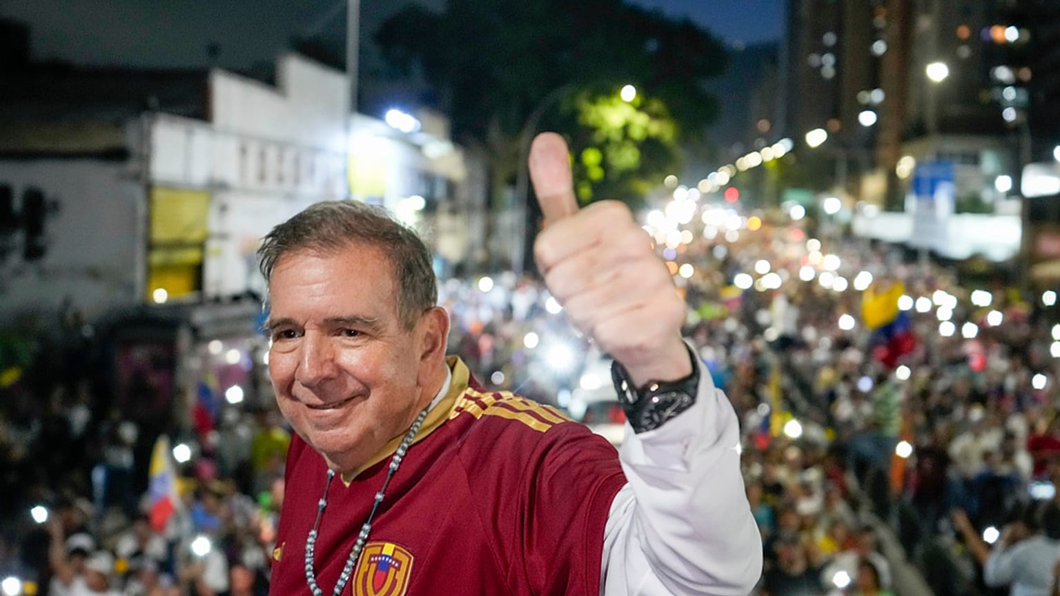 González numa ação de campanha em 2024