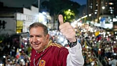 González numa ação de campanha em 2024