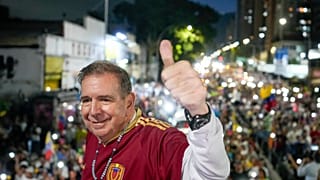 González numa ação de campanha em 2024