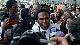 Le chef de l'opposition mozambicaine, Venâncio Mondlane, s'adresse aux journalistes à son arrivée à l'aéroport international de Mavalane, à Maputo.