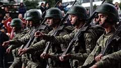 Türk askerleri, bir Cumhuriyet Bayramı kutlaması sırasında görüntüleniyorlar (Arşiv)