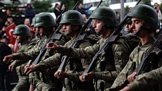 Türk askerleri, bir Cumhuriyet Bayramı kutlaması sırasında görüntüleniyorlar (Arşiv)