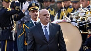 Le président libanais nouvellement élu Joseph Aoun passe en revue la garde d'honneur à son arrivée au Parlement libanais pour prêter serment en tant que nouveau président.
