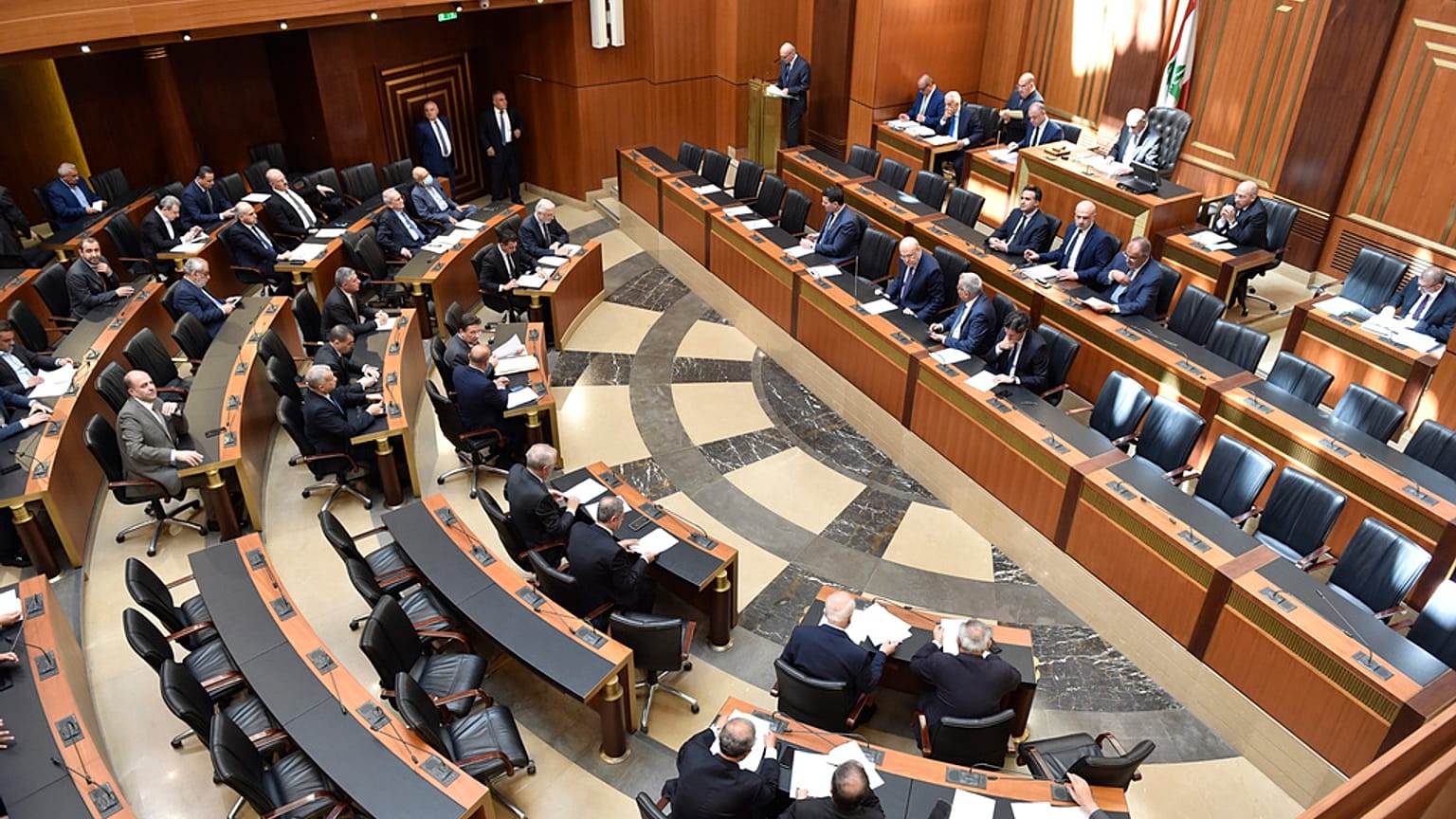 DATEI - Auf diesem vom Medienbüro des libanesischen Parlaments veröffentlichten Foto nehmen libanesische Gesetzgeber an einer Parlamentssitzung in Beirut, Libanon, am 18. April 2023 teil. 