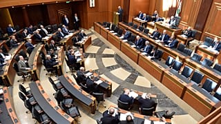 DATEI - Auf diesem vom Medienbüro des libanesischen Parlaments veröffentlichten Foto nehmen libanesische Gesetzgeber an einer Parlamentssitzung in Beirut, Libanon, am 18. April 2023 teil.