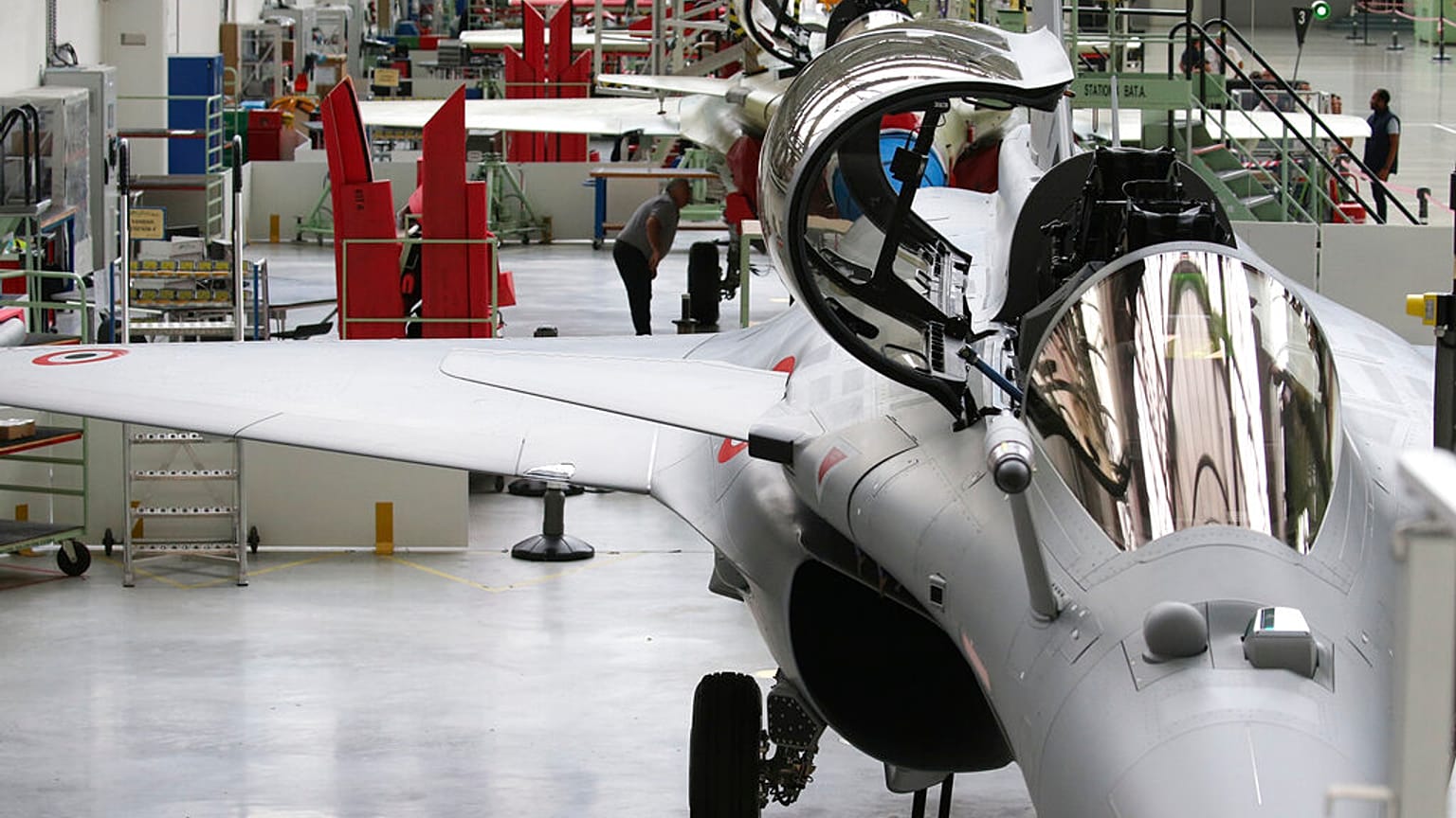 نمای خط مونتاژ جنگنده جت Rafale در کارخانه هوانوردی داسو در مرینیاک، نزدیک بوردو، جنوب غربی فرانسه، سه شنبه، 8 اکتبر 2019. 