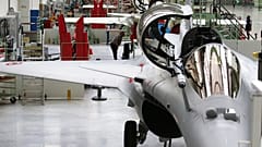Blick auf die Rafale-Jet-Fighter-Montagelinie im Werk von Dassault Aviation in Merignac, in der Nähe von Bordeaux, Südwestfrankreich, Tuesday, Oct. 8, 2019. 