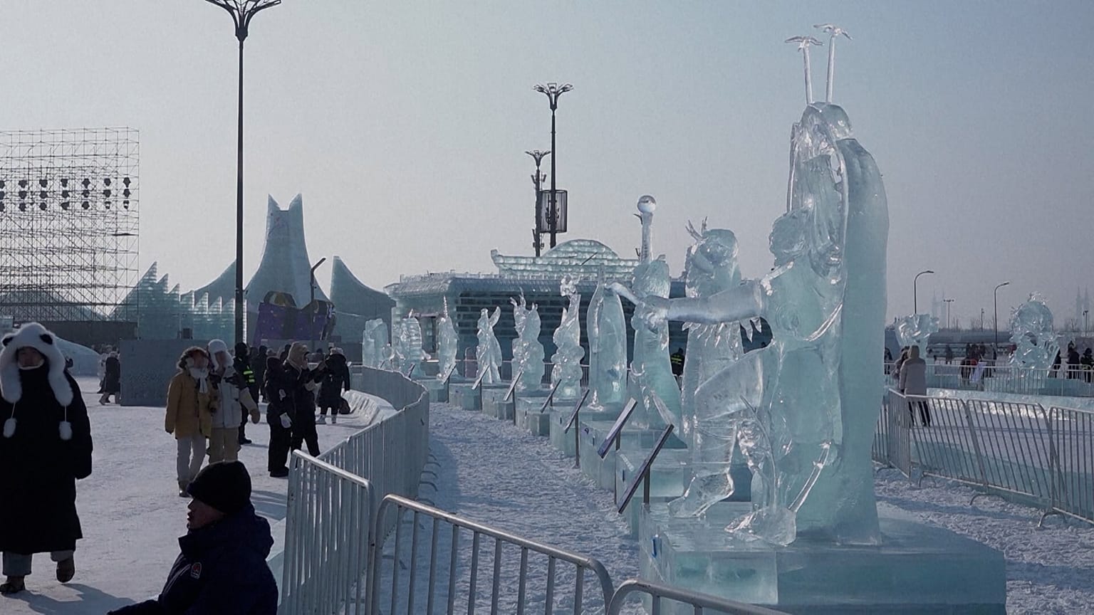 Eisskulpturenausstellung in Harbin, China, am 06.01.2025