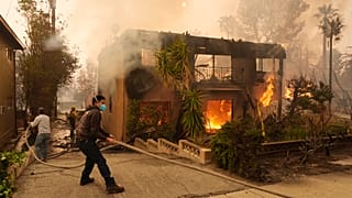 Ένα κοκτέιλ ακραίων καιρικών φαινομένων μετατρέπει τις πυρκαγιές της Καλιφόρνιας σε μια θανατηφόρα αστική πυρκαγιά.