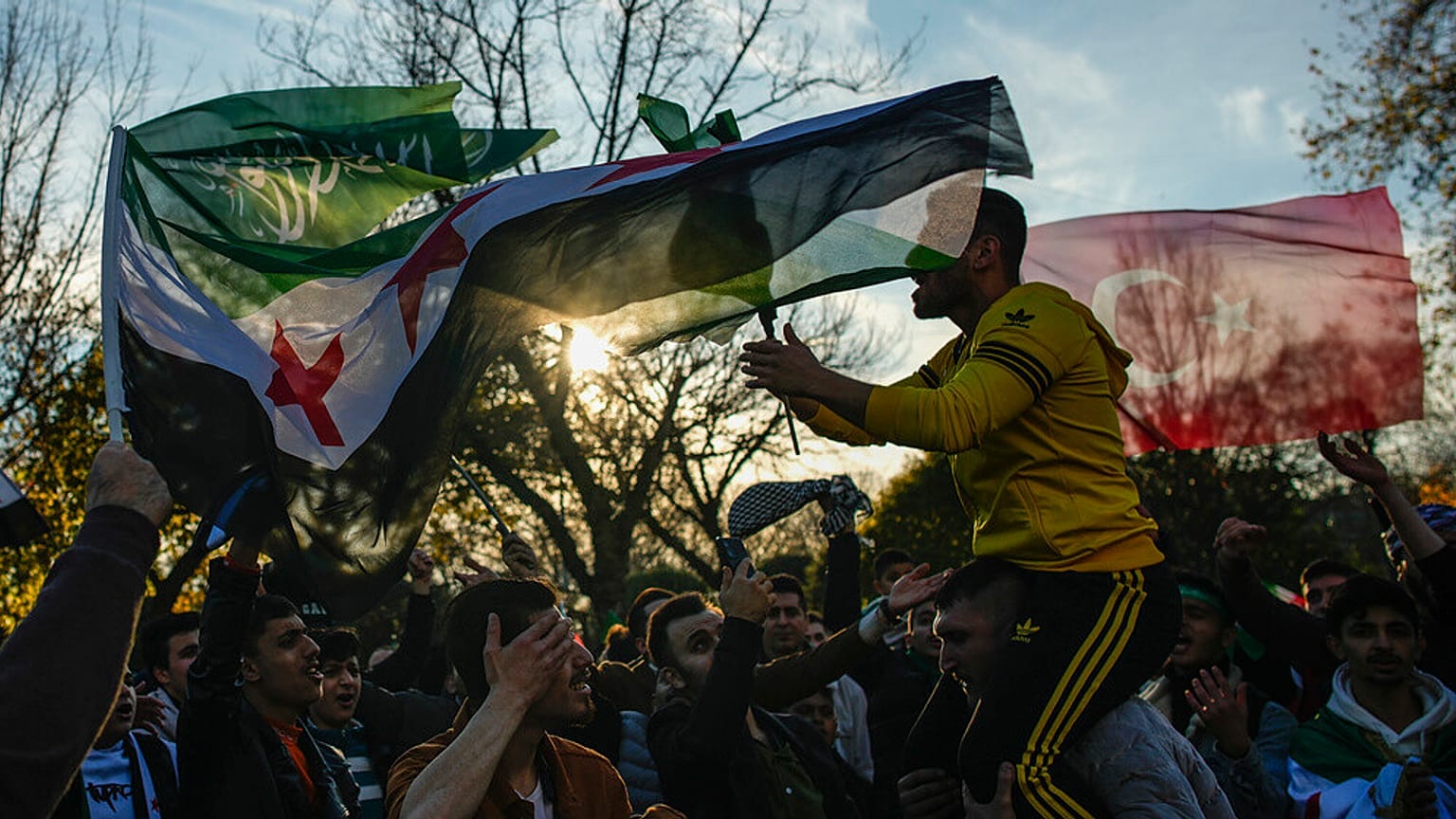 Festeggiamenti per la caduta del governo siriano a Istanbul, in Turchia, l'8 dicembre 2024