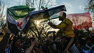 DOSSIER : Des personnes se rassemblent pour célébrer la chute du gouvernement syrien à Istanbul, en Turquie, le 8 décembre 2024.