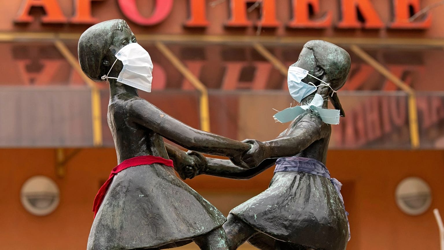 Symbolbild:  Figuren der Bronzeskulptur "Tanzende Mädchen" der Künstlerin Ursula Schneider-Schulz in Jena, Deutschland, Freitag, 3. April 2020.
