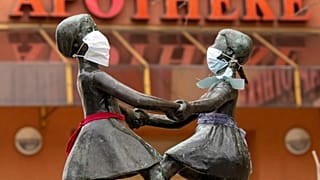 Symbolbild:  Figuren der Bronzeskulptur "Tanzende Mädchen" der Künstlerin Ursula Schneider-Schulz in Jena, Deutschland, Freitag, 3. April 2020.