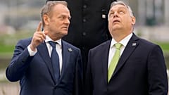 Donald Tusk lengyel és Orbán Viktor magyar miniszterelnök Brüsszelben 2024. március 21.-én