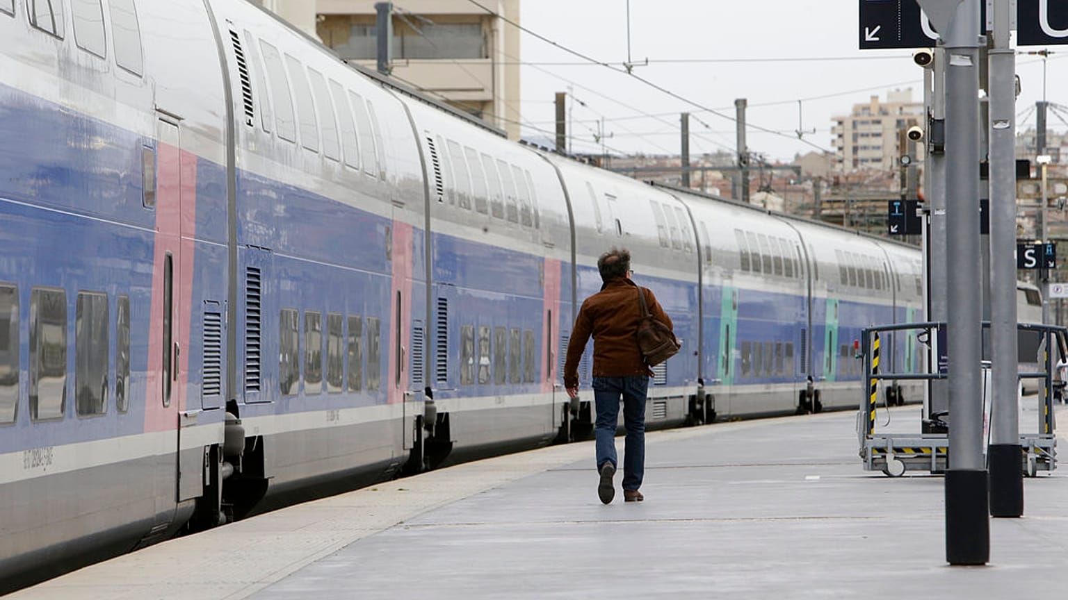 Pociąg SNCF na stacji Saint Charles w Marsylii, w południowej Francji,