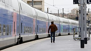 Pociąg SNCF na stacji Saint Charles w Marsylii, w południowej Francji,