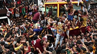 Bei seiner jährlichen Prozession in Manila, Philippinen, klettern die Gläubigen auf den Wagen, der die Statue von Jesus Nazareno trägt, 09.01.2025