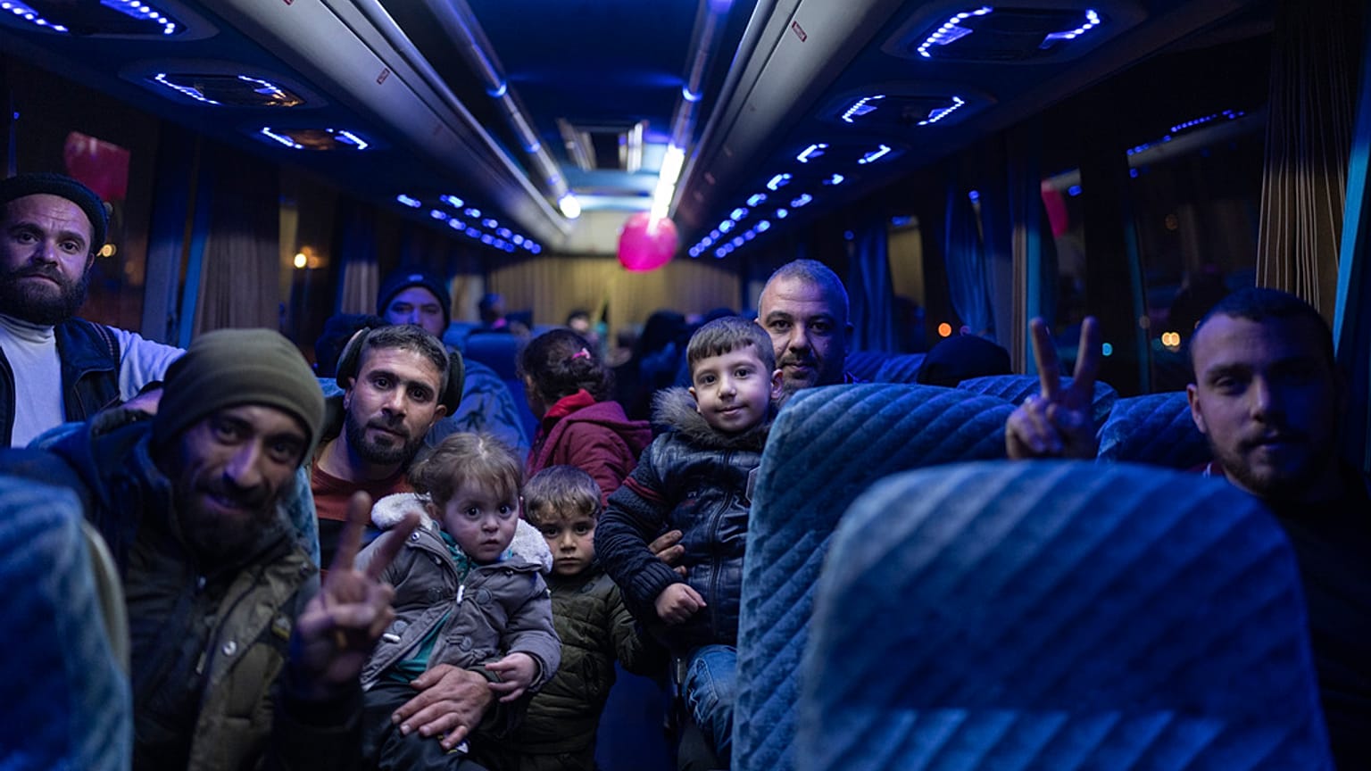 Pessoas deslocadas durante a guerra entre os grupos da oposição e o regime de Assad andam de autocarro enquanto regressam às suas casas, em Damasco, Síria, quarta-feira, 8 de janeiro de 2025. (Foto AP