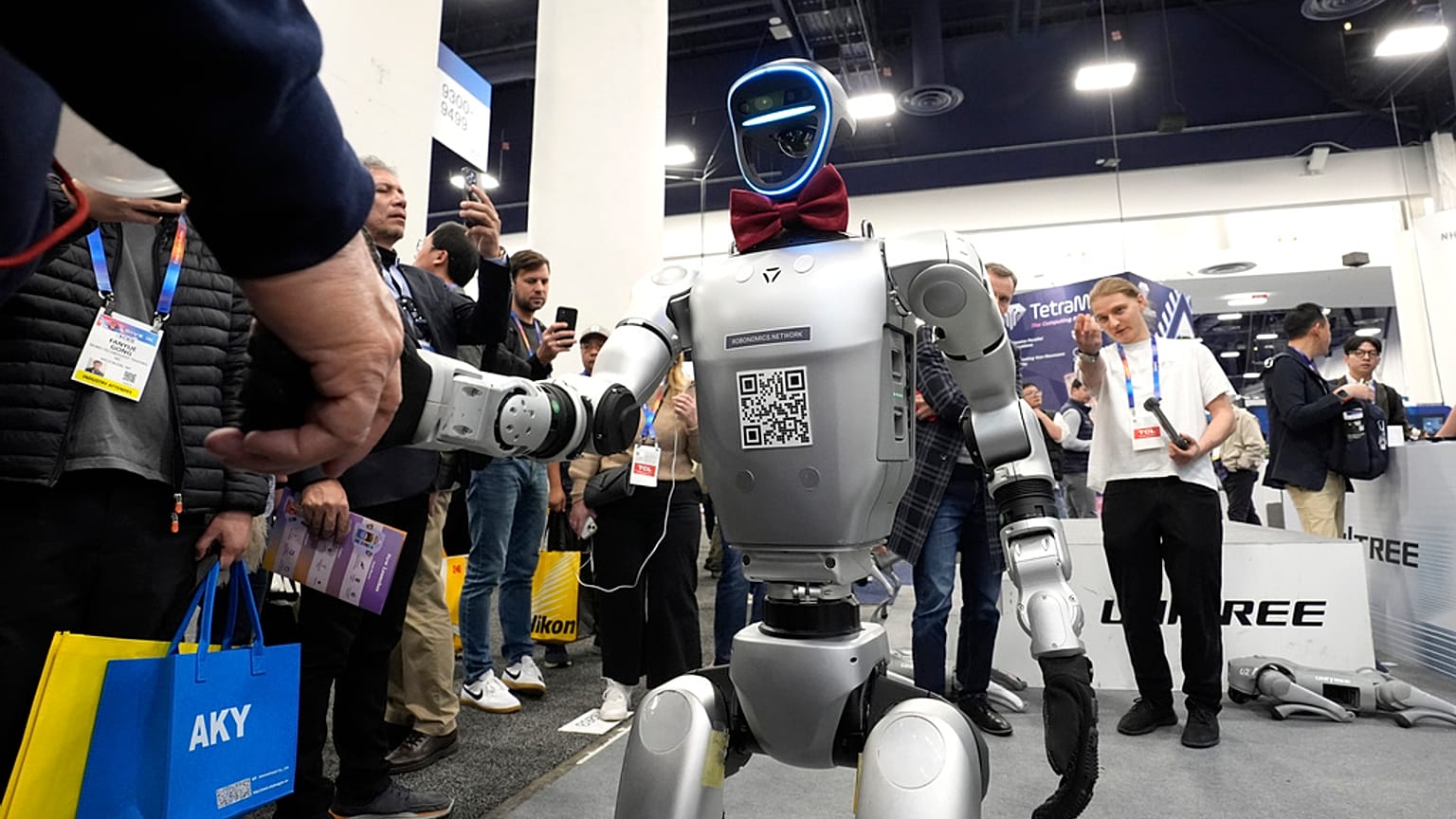 Um robô Unitree H1 aperta a mão de um participante na feira de tecnologia CES em Las Vegas, 08.01.2025