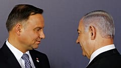 DATEI: Der polnische Präsident Andrzej Duda, links, und der israelische Premierminister Benjamin Netanjahu sprechen während einer Konferenz in Warschau, Polen, 13. Februar 2019  
