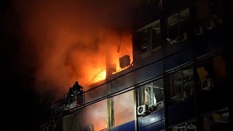 Un immeuble en feu suite à la frappe aérienne russe, le 08.01.2025