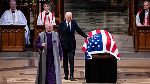 Le président Joe Biden touche le cercueil de Carter lors de ses funérailles nationales à la cathédrale nationale à Washington D.C, aux États-Unis, le 09.01.2025
