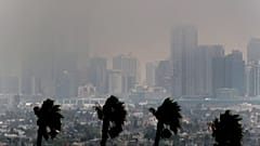 Orman yangınlarından çıkan yoğun duman 8 Ocak 2025, Çarşamba günü Los Angeles şehir merkezini kaplarken şiddetli rüzgarlar esiyor. 