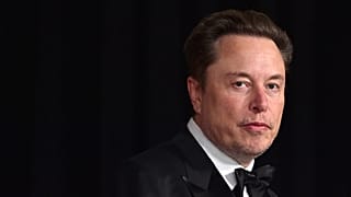 Elon Musk arrive à un événement à Los Angeles, le 13 avril 2024.