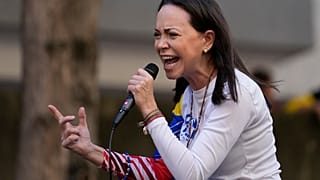 Maria Corina Machado deixa a clandestinidade para se juntar aos manifestantes em Caracas
