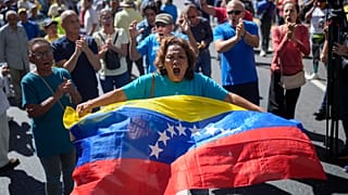 Una manifestante con una bandiera del Venezuela