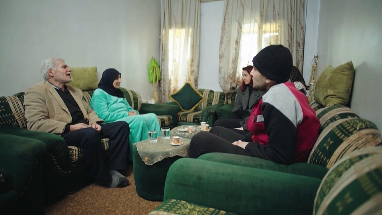 "لماذا أسامحهم؟ لقد عاملونا كالحيوانات"... سوريون يبحثون عن أحبائهم وسط المعاناة