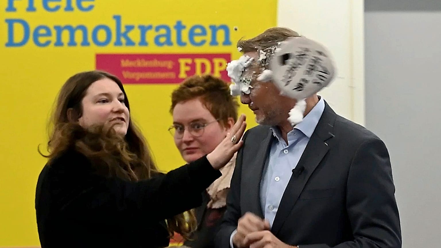 Der Vorsitzende der Liberaldemokratischen Partei Christian Lindner wird am 09.01.2025 in Greifswald, Deutschland, von einer Frau bepöbelt.