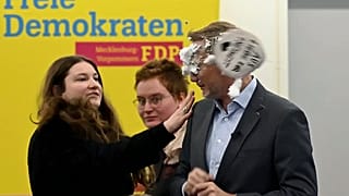 Der Vorsitzende der Liberaldemokratischen Partei Christian Lindner wird am 09.01.2025 in Greifswald, Deutschland, von einer Frau bepöbelt.