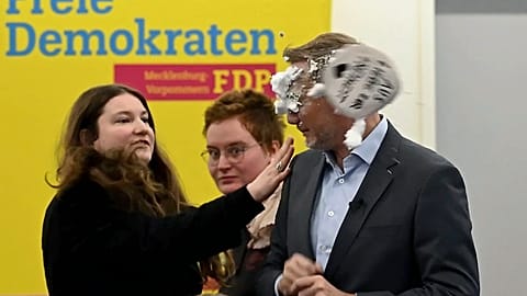 Liberal Demokrat Parti lideri Christian Lindner, Greifswald, Almanya'da bir kadın tarafından mobbinge uğradı, 09.01.2025.