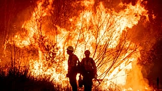 Des équipes de pompiers luttent contre l'incendie Kenneth dans le quartier de West Hills à Los Angeles, jeudi 9 janvier 2025.