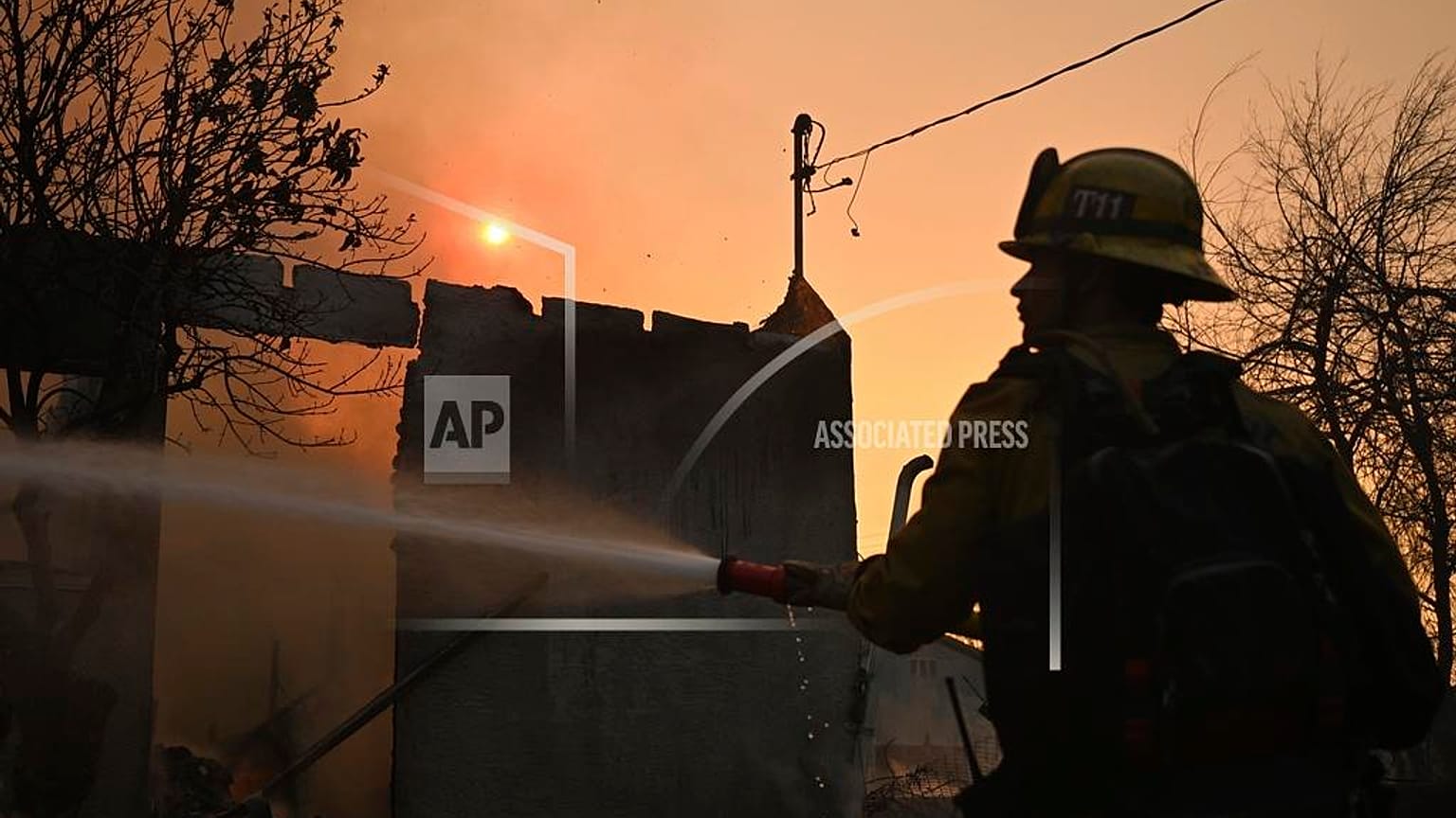 Bombeiro despeja água sobre casa destruída pelo incêndio de Eaton em Altadena, no estado norte-americano da Califórnia, quinta-feira, 9 de janeiro de 2025.