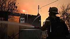 Bombeiro despeja água sobre casa destruída pelo incêndio de Eaton em Altadena, no estado norte-americano da Califórnia, quinta-feira, 9 de janeiro de 2025.